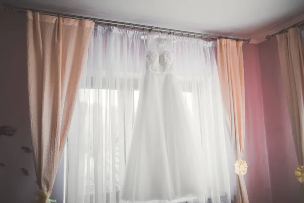 La robe de mariée parfaite dans la chambre de la mariée — Photo