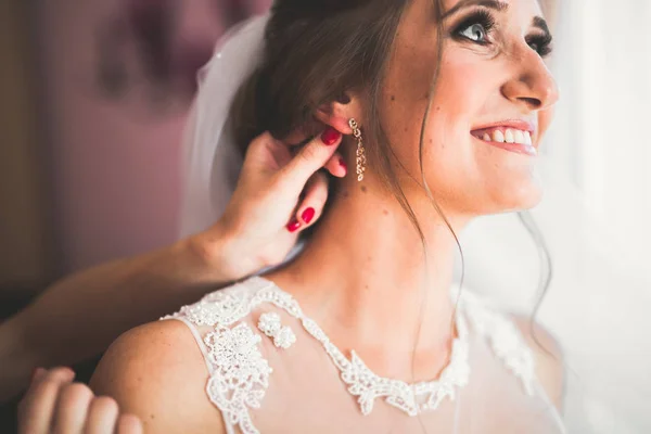 Retrato de noiva bonita com véu de moda na manhã do casamento — Fotografia de Stock