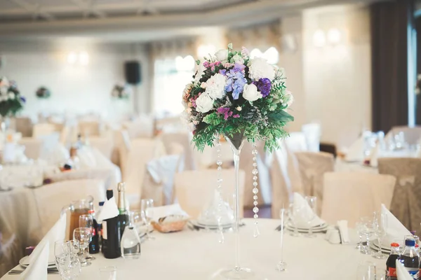 Interior de un restaurante preparado para la ceremonia de boda — Foto de Stock