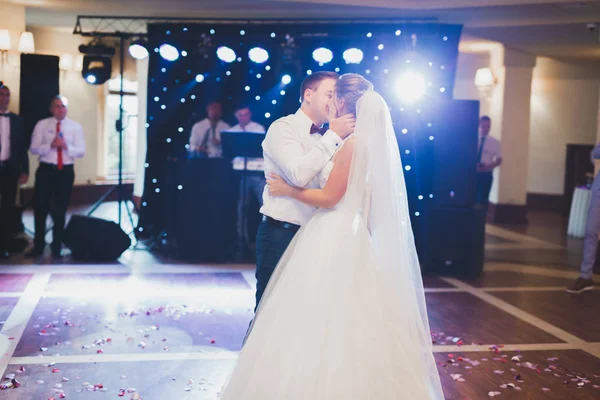 Casal lindo caucasiano acabou de se casar e dançar sua primeira dança — Fotografia de Stock