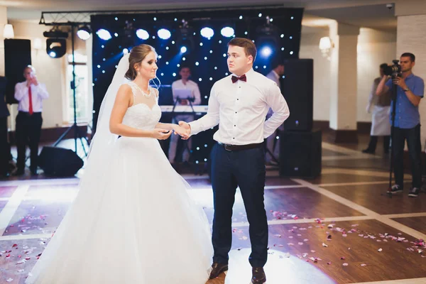 Primeira dança de casamento de casal recém-casado em restaurante — Fotografia de Stock