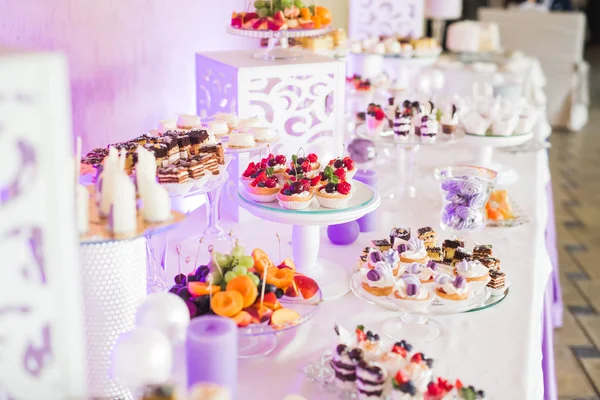 Deliciosos dulces en el buffet de dulces de boda con postres, cupcakes — Foto de Stock