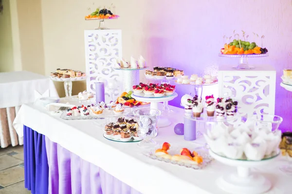 Buffet con una variedad de deliciosos dulces, ideas de comida, celebración —  Fotos de Stock