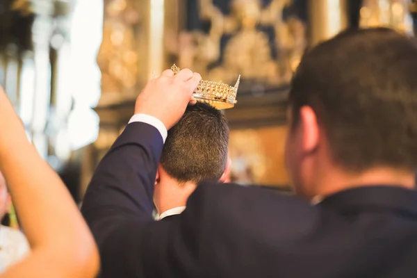 Gyllene kronor ligger på bordet i kyrkan — Stockfoto