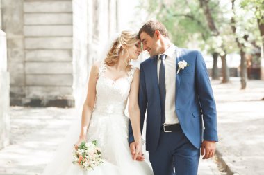Gelin ve damat el ele tutuşuyor.