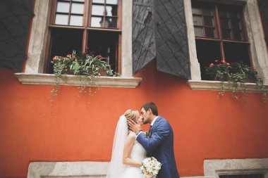 Lüks evli çift, gelin ve damat eski şehirde poz veriyor.