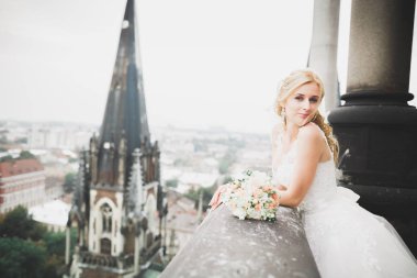 Muhteşem manzaralı balkonda güzel, lüks gelin.