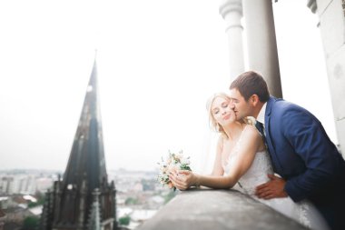 Mükemmel bir çift gelin ve damat düğün günlerinde poz verip öpüşürler.