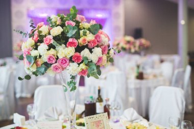 Düğün töreni için hazırlanmış bir restoranın içinde.