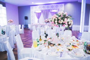 Düğün töreni için hazırlanmış bir restoranın içinde.