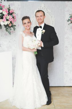 Mükemmel bir çift gelin ve damat düğün günlerinde poz verip öpüşürler.