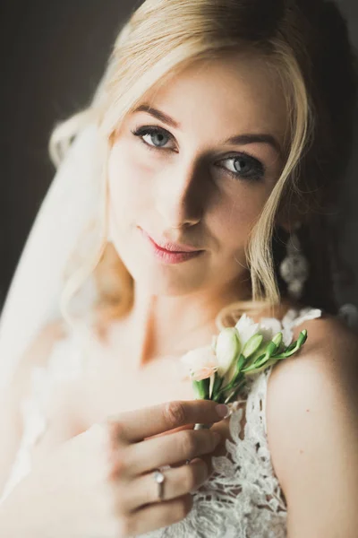 Noiva de luxo em vestido branco posando enquanto se prepara para a cerimônia de casamento — Fotografia de Stock