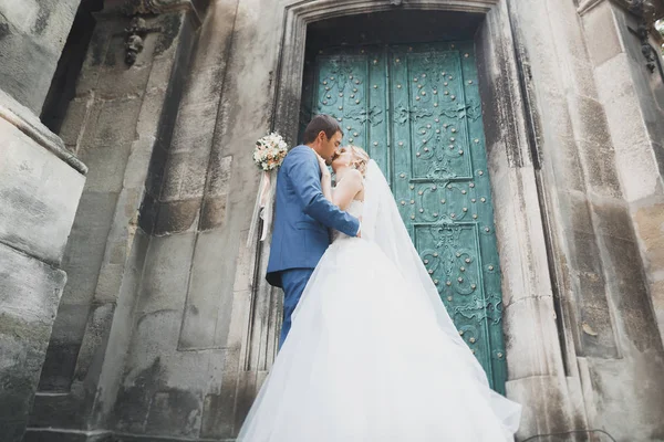 Lusso coppia di matrimoni sposati, sposa e sposo posa nella città vecchia — Foto Stock