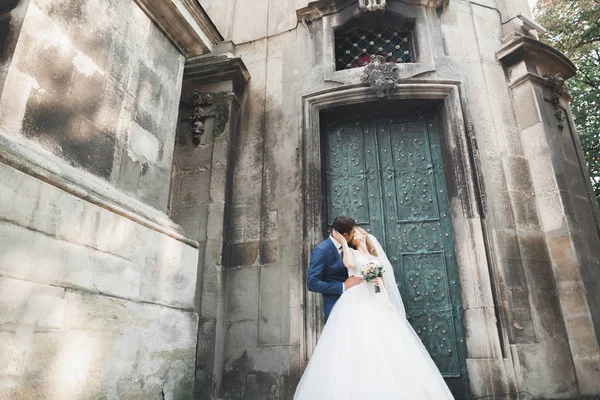 Luxus házaspár, menyasszony és vőlegény pózol az óvárosban — Stock Fotó
