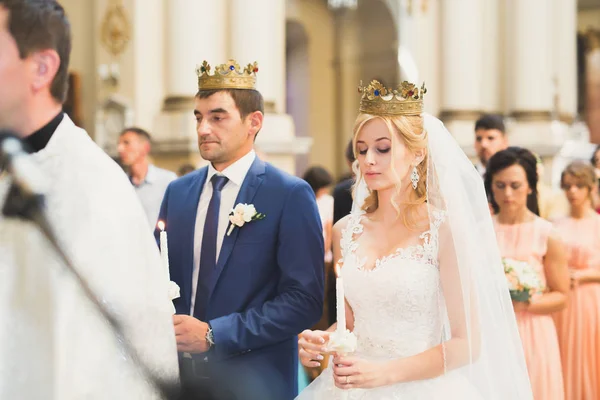 Bruidspaar wacht en bruidegom trouwen in een kerk — Stockfoto