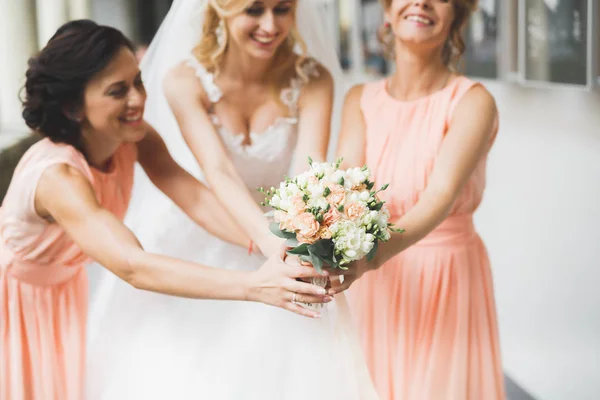 Mariée tenant grand et beau bouquet de mariage avec des fleurs — Photo