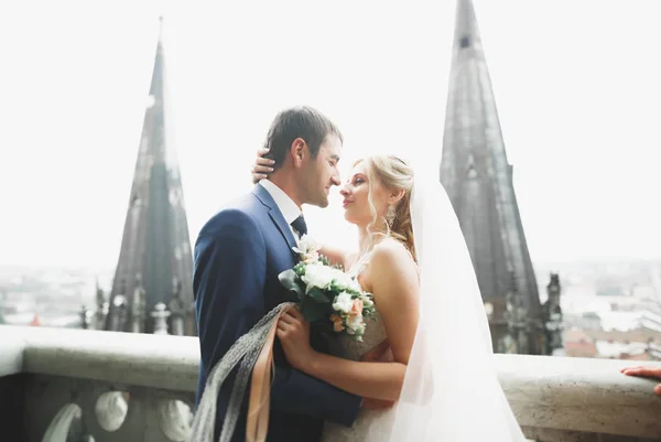 Küssendes Hochzeitspaar übernachtet in schöner Landschaft — Stockfoto