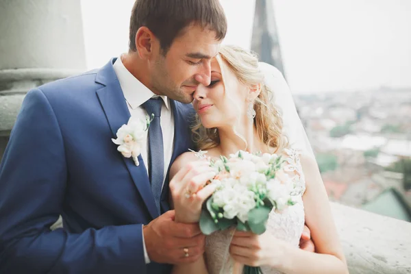 完璧なカップル花嫁,新郎ポージングとキスで彼らの結婚式の日 — ストック写真