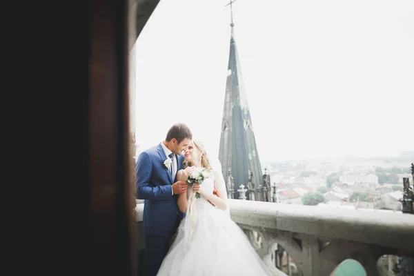 Küssendes Hochzeitspaar übernachtet in schöner Landschaft — Stockfoto