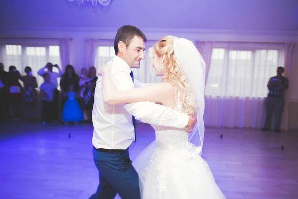 Primeira dança de casamento de casal recém-casado em restaurante — Fotografia de Stock