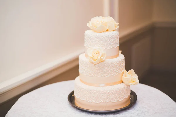 Gâteau de mariage décoré de luxe sur la table — Photo