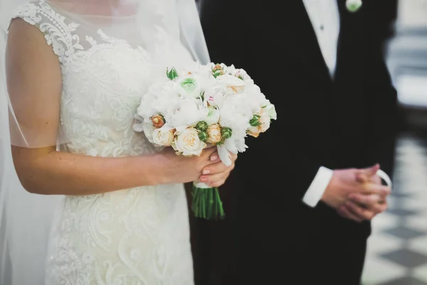 Svatební pár bide a ženich se ožení v kostele — Stock fotografie