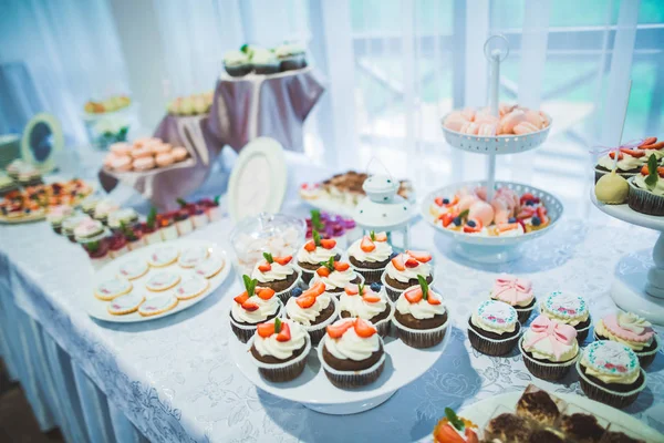 Buffet con una varietà di deliziosi dolci, idee alimentari, celebrazione — Foto Stock