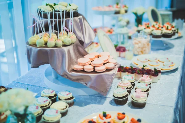 Delizioso tavolo da dessert per il ricevimento di nozze — Foto Stock