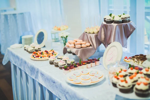 Çeşitli lezzetli tatlılar, yemek fikirleri ve kutlamalarla dolu bir büfe. — Stok fotoğraf