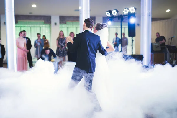 Erster Hochzeitstanz des Brautpaares im Restaurant — Stockfoto