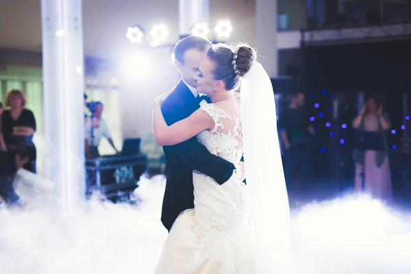 Hermosa pareja de boda caucásica acaba de casarse y bailar su primer baile — Foto de Stock
