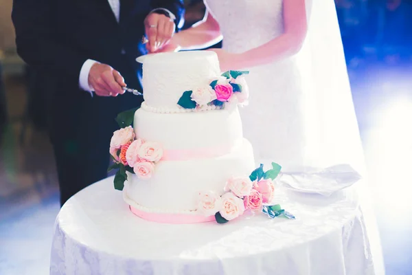 Pastel de boda decorado de lujo en la mesa — Foto de Stock