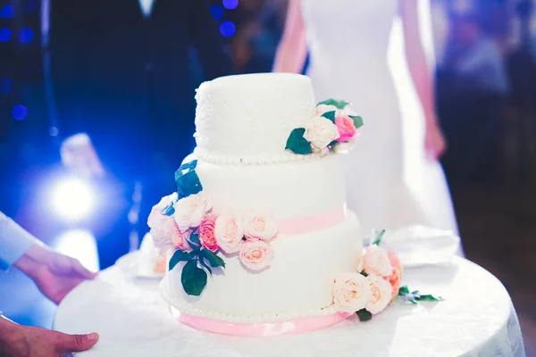 Pastel de boda decorado de lujo en la mesa — Foto de Stock