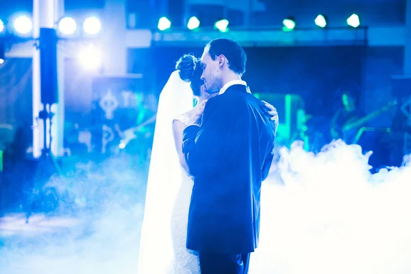 Beau couple de mariage caucasien vient de se marier et de danser leur première danse — Photo