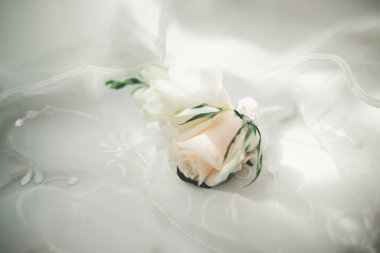 Farklı çiçeklerden oluşan lüks bir düğün buketi.