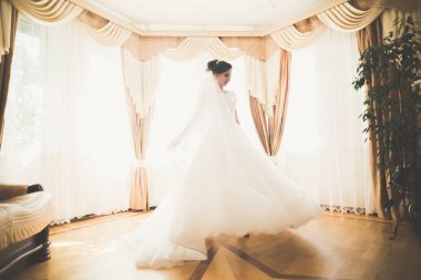 Düğün sabahı peçeli güzel bir gelin portresi.