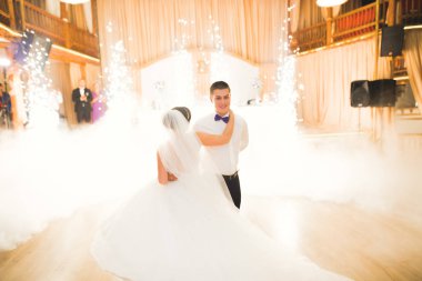 Yeni evli çiftin ilk düğün dansı.