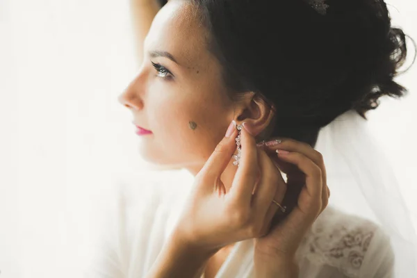 Retrato de noiva bonita com véu de moda na manhã do casamento — Fotografia de Stock