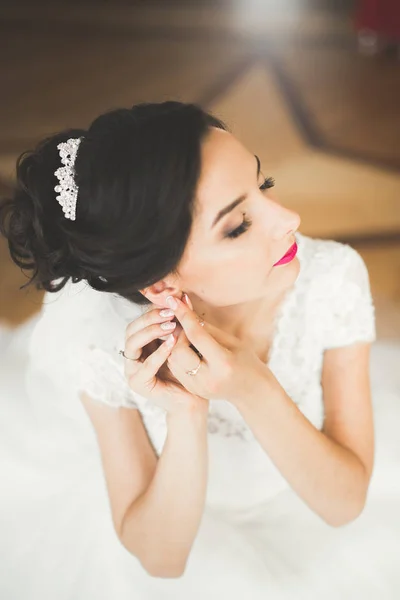 Portrait de belle mariée avec voile de mode au matin du mariage — Photo