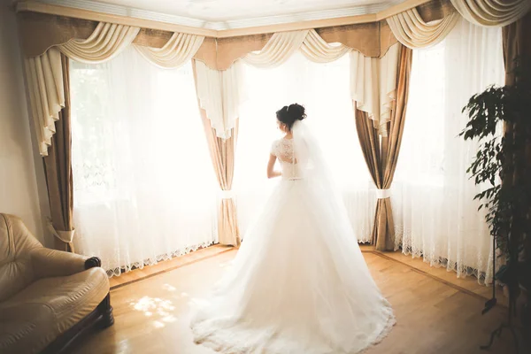 Portrait of beautiful bride with fashion veil at wedding morning — Stock Photo, Image