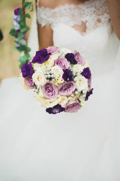 Νύφη κρατώντας μεγάλο και όμορφο γαμήλιο μπουκέτο με λουλούδια — Φωτογραφία Αρχείου