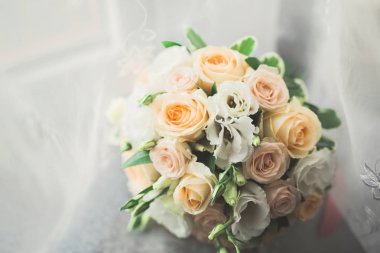 Farklı çiçeklerle güzel bir düğün buketi, güller