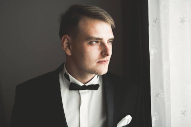 Genç ve yakışıklı bir adam iş toplantısından sonra bir otelde dinleniyor.