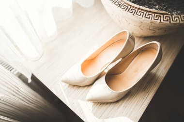 Gelin için beyaz şık düğün ayakkabıları. Yakın plan.