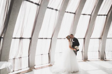 Genç bir çift, damat portresi olan güzel bir gelin.