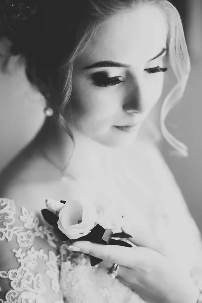 Portrait of beautiful bride with fashion veil at wedding morning — Stok Foto