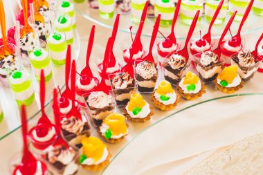 Düğün şekeri büfesinde lezzetli tatlılar, tatlılar, kekler.