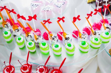 Enfes ve lezzetli bir tatlı masası ve resepsiyonda kapkek fotoğrafları.