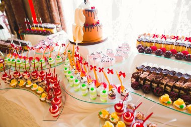Enfes ve lezzetli bir tatlı masası ve resepsiyonda kapkek fotoğrafları.