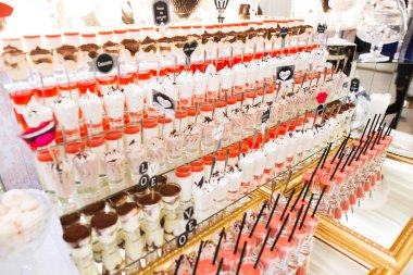 Düğün şekeri büfesinde lezzetli tatlılar, tatlılar, kekler.